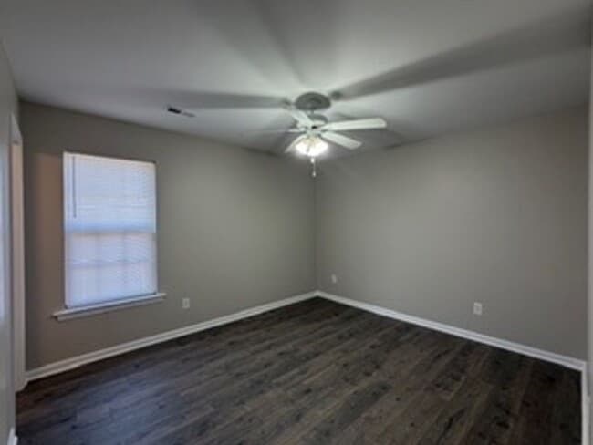 Building Photo - Like New Burlington 3 Bedroom, 2 bath w/garage - Won't Last!