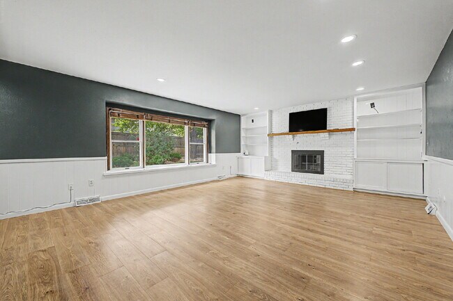 Building Photo - "Spacious 4-Bedroom Oasis with 4 Full Baths in Prime Englewood Location – 3306 Sq. Ft. of Comfort...