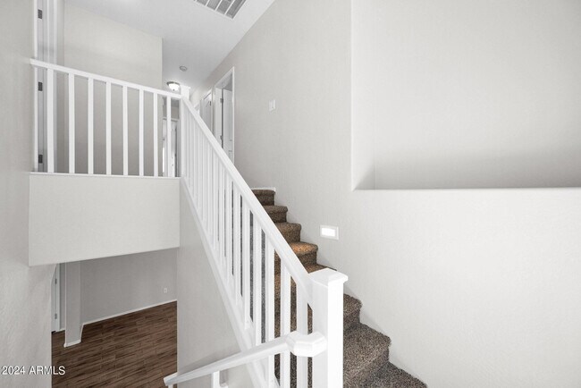 Building Photo - 2532 E Vermont Dr