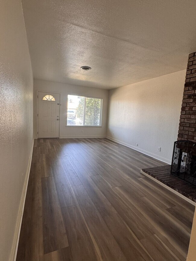 Building Photo - NICE UPDATED DUPLEX IN SACRAMENTO!!