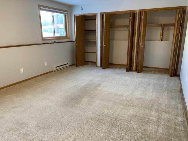 Building Photo - 4 Bed, 2 Bath Twinhome in South Fargo!