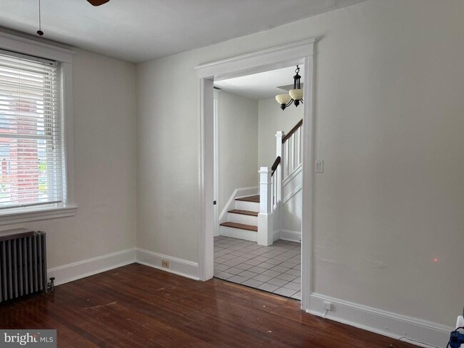 Building Photo - 134 W 8th Ave