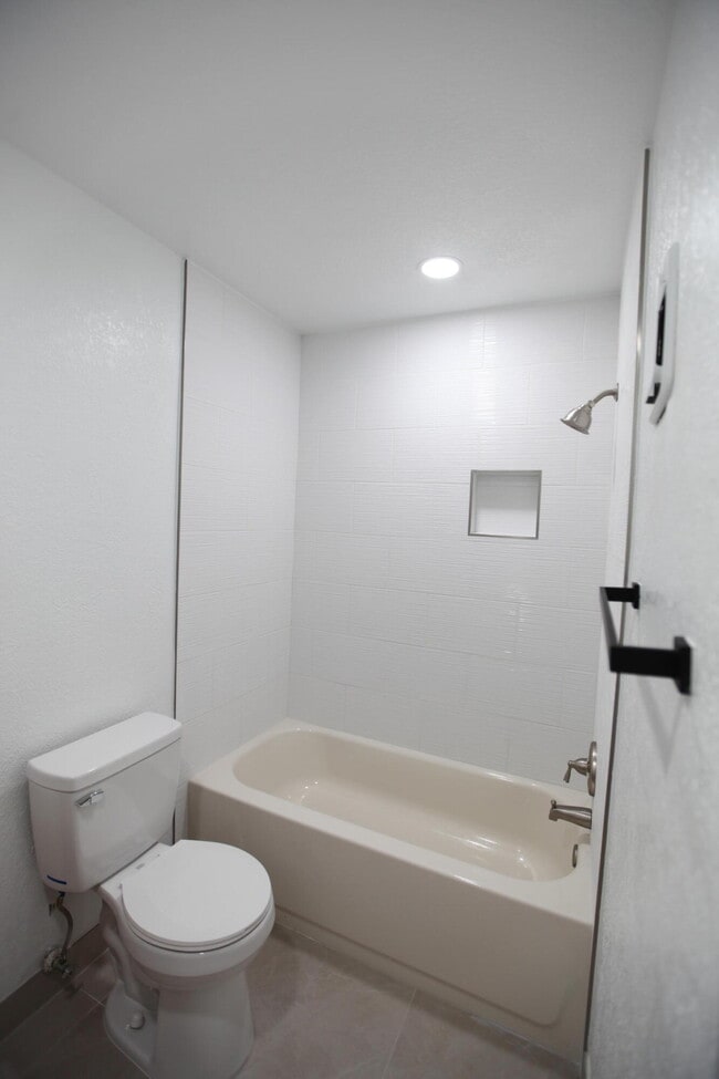 Building Photo - 1619 Cypress Pointe Dr
