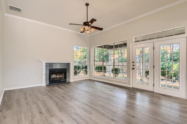 Building Photo - 4BD/3BA HOME IN SHADY HOLLOW ON CUL-DE-SAC!