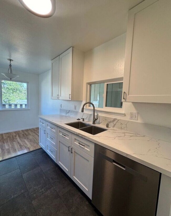 Building Photo - 455 Plum St