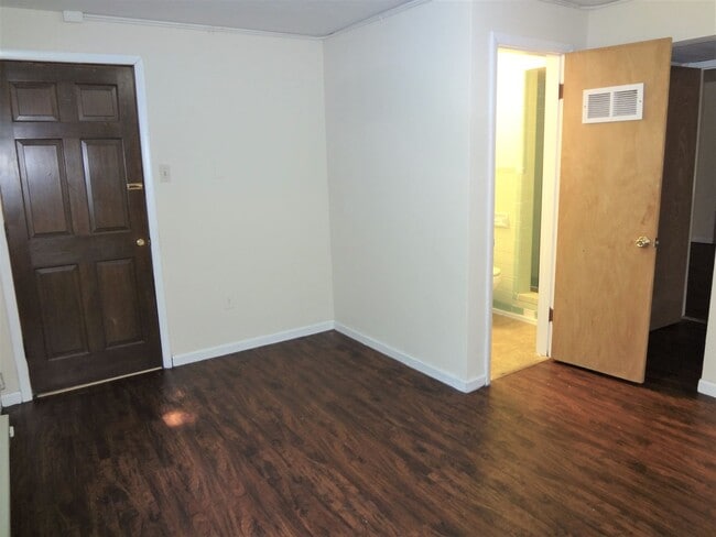 Building Photo - 2 Bed, 2 Bath Apartment off University Ave. w/ Hardwood Flooring