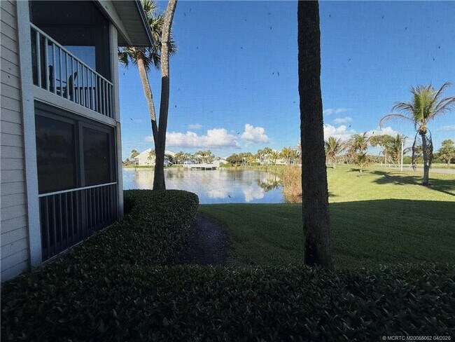 Building Photo - 554 NE Plantation Rd