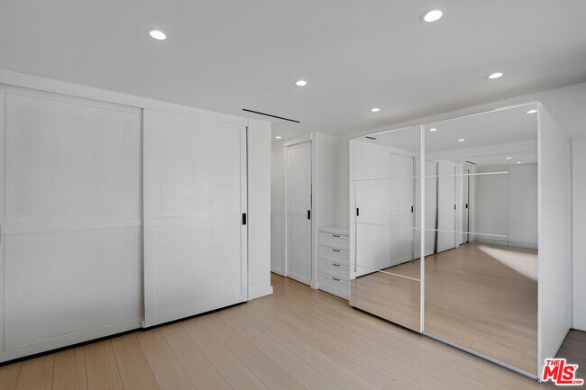 Building Photo - 100 S Doheny Dr