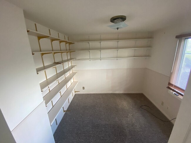 Building Photo - DECEMBER RENT FREE!