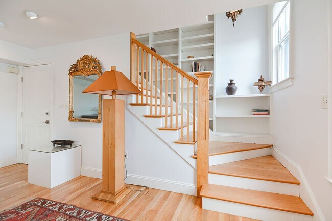 Building Photo - 37 Rocky Neck Ave