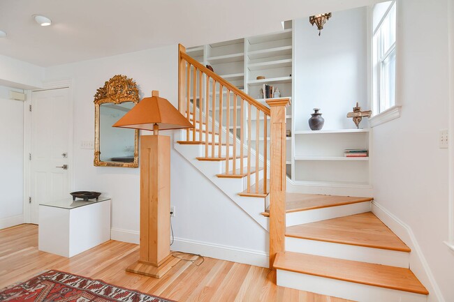 Building Photo - Winter Rental: Waterfront 3 Bed/3 Bath on Rocky Neck