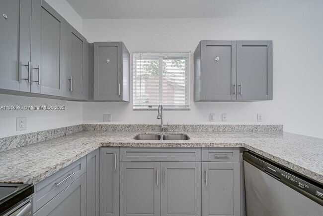 Building Photo - 14708 NE 7th Ave