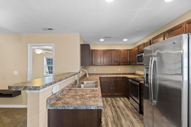 Building Photo - Beautiful Townhome with BEACH Convenience!