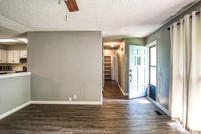 Building Photo - Lake DeSoto Area | Home |Unfurnished