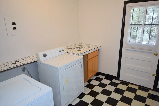 Building Photo - Wonderful 3 bed 2 bath home!