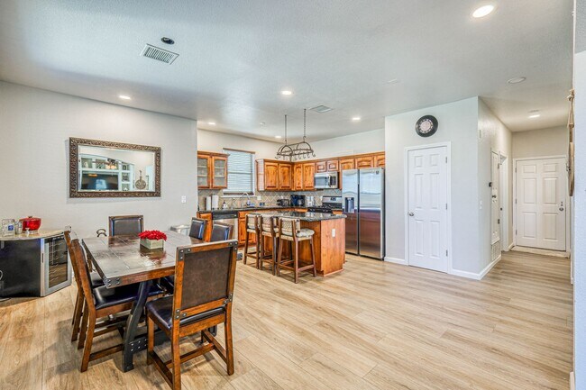 Building Photo - Beautiful Westside home FURNISHED with 4 b...