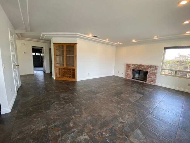 Building Photo - Gorgeous 4 Bedroom, 3 bathroom Home with private Pool!