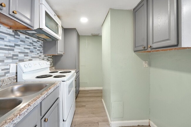 Building Photo - "Bright 2-Bed, 2-Bath Condo Retreat with Pool & Lake Views"