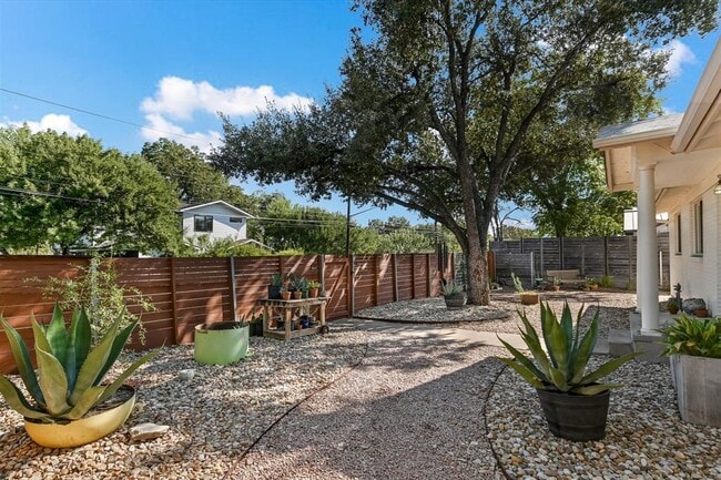 Primary Photo - 807 W Oltorf St