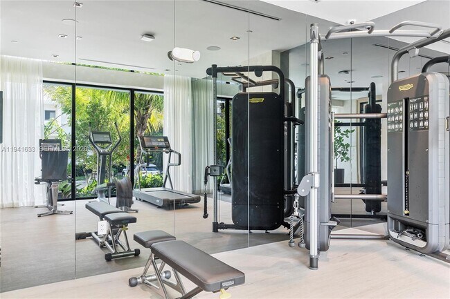 Building Photo - 9901 W Bay Harbor Dr