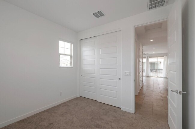 Building Photo - Like Brand New Luxurious Modern 3 Bedroom ...