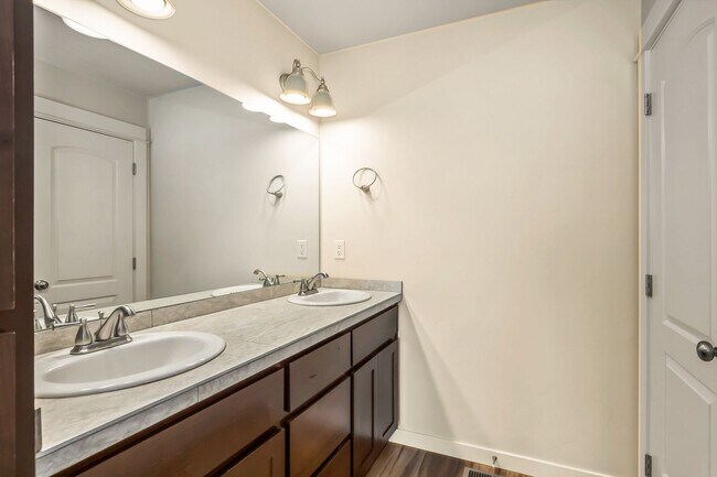 Building Photo - 4 Bedroom Home: Fenced Backyard & Great Location!