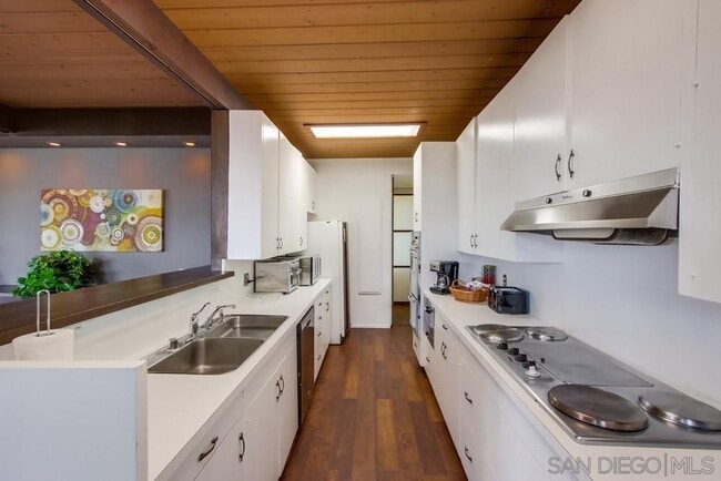 Building Photo - 5911 Folsom Dr