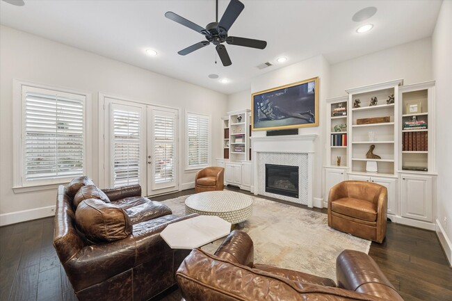 Building Photo - 4415 Marina St