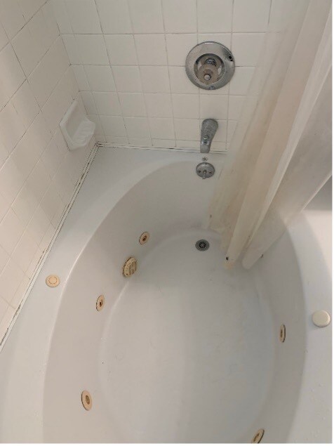 Master Bedroom Whirlpool tub - 440 Veteran Ave