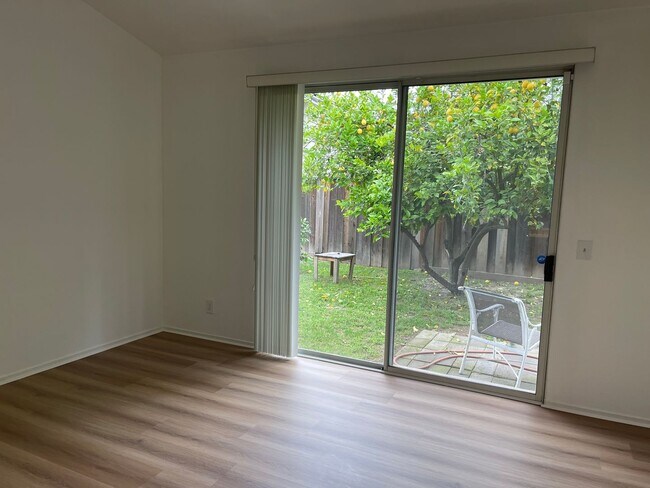 Building Photo - 3br/2ba Home on corner lot