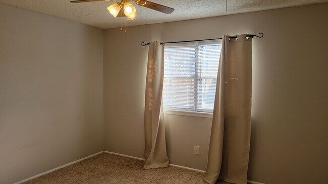 Building Photo - Leasing now! Cozy and comfortable 3/2/2 Brick Home Available for August