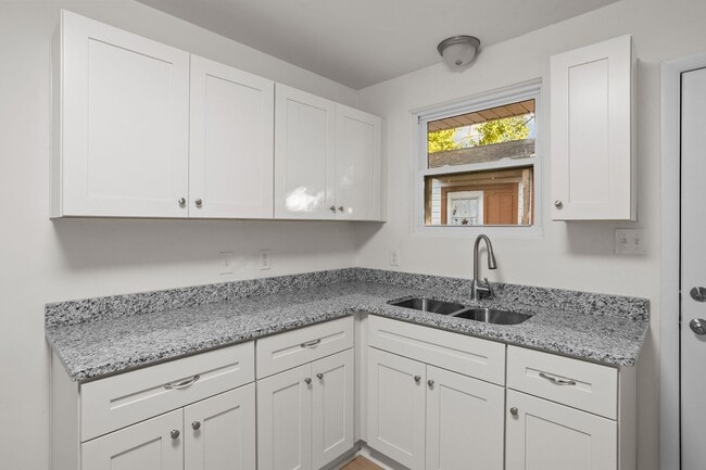 Building Photo - newly renovated unit available