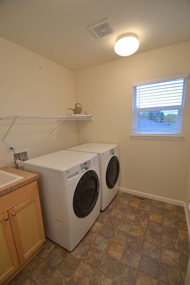 Building Photo - 4Bd/2.5Ba Snohomish Home