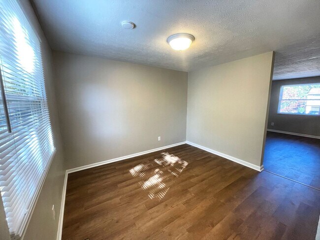 Building Photo - Newly Renovated Hillview Bi-Level!