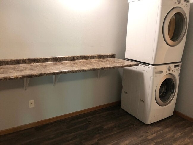 Building Photo - $3,050 |5 Bedroom 3 Bath |Fenced Backyard| Deck| Laundry| Basement