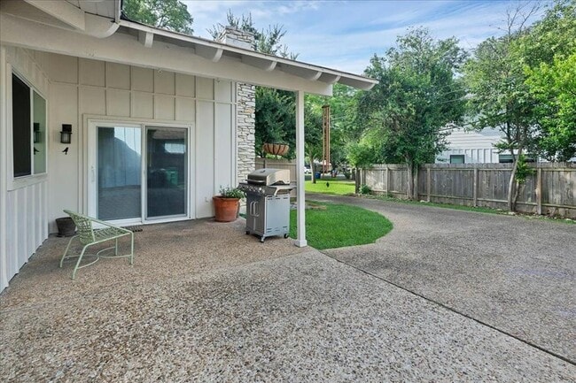 Building Photo - 8800 Willowick Dr