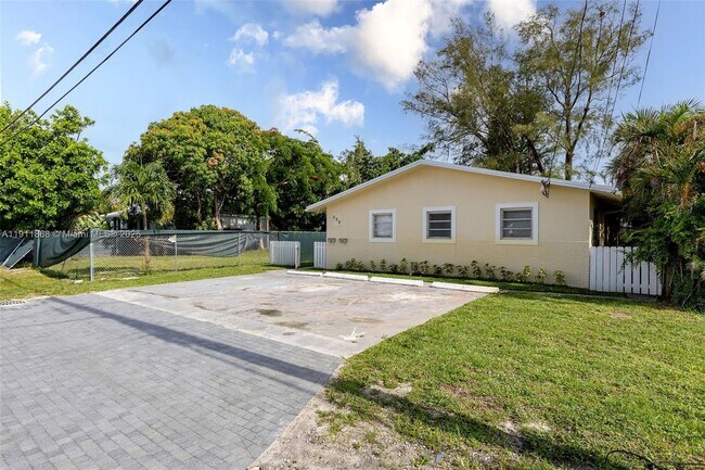 Building Photo - 129 SE 4th St