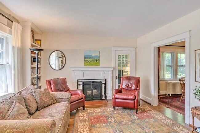 Building Photo - Charming & Pet-Friendly Downtown Gem