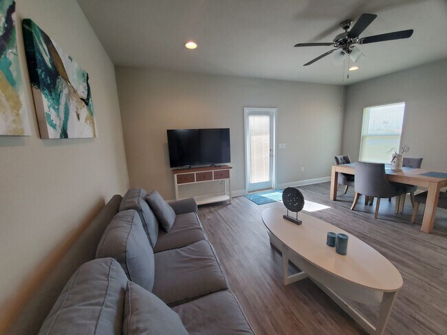 Building Photo - 5764 Callaway Cir