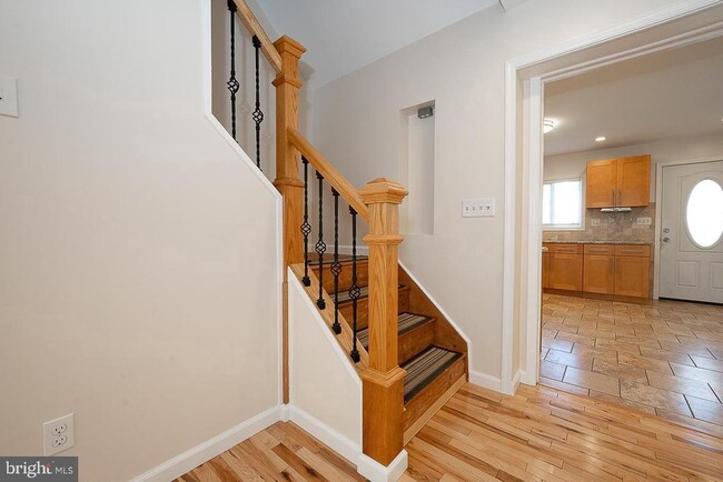 Building Photo - 6950 Fowler St