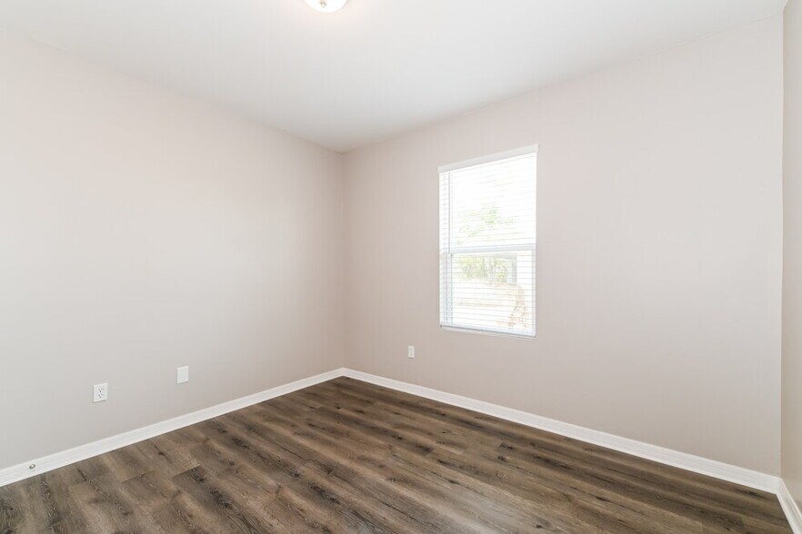 Building Photo - 4406 SW 15th Ave