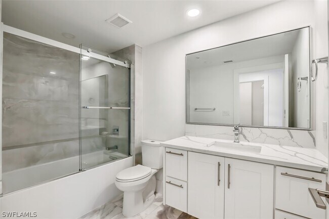 Building Photo - 8171 Bay Colony Dr