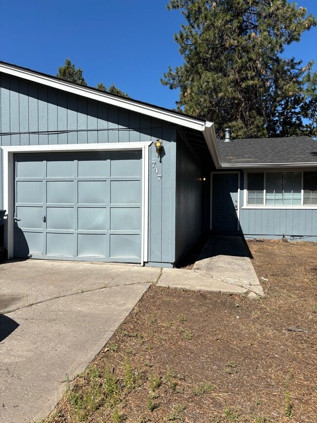 Primary Photo - 747/749 Centennial St