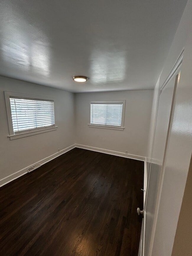 Building Photo - Rent this Gorgeous Fully Updated 3 Bd/ 1.5...