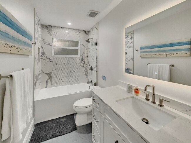 Building Photo - 5940 NE 22nd Ave