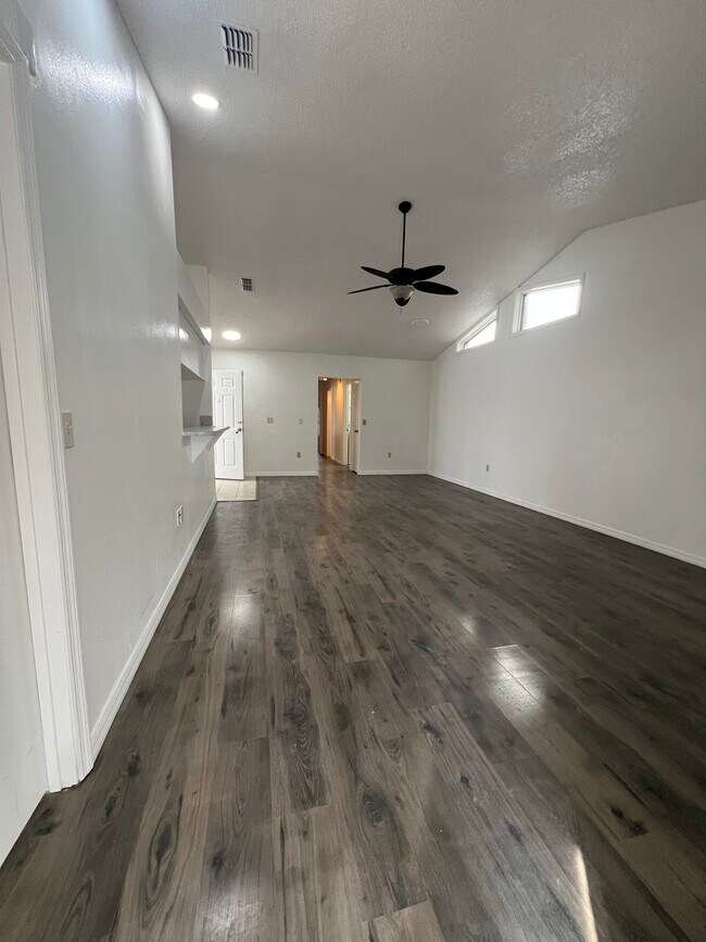 Building Photo - 667 Lake Dexter Cir