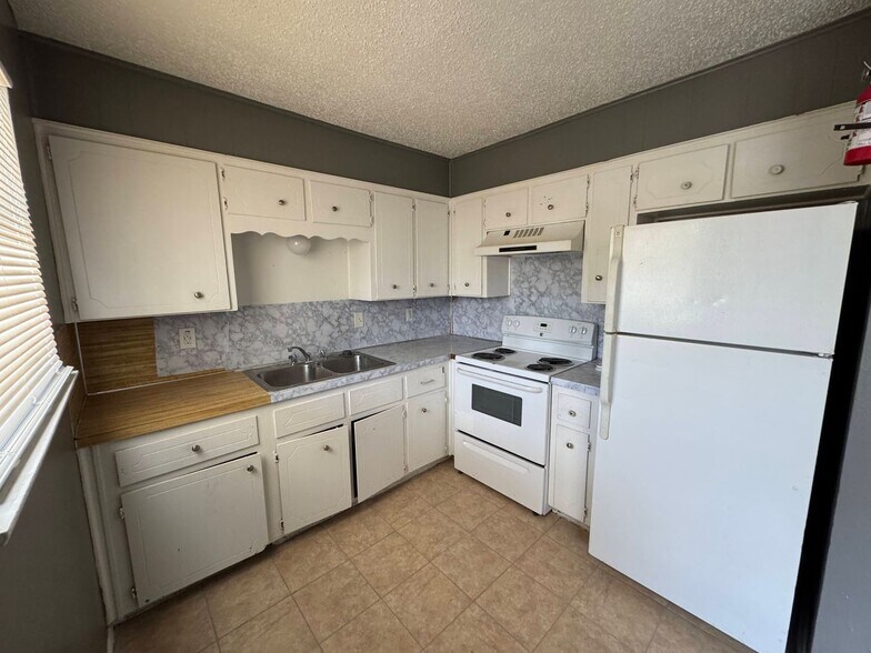 Building Photo - 1405 N Gray St