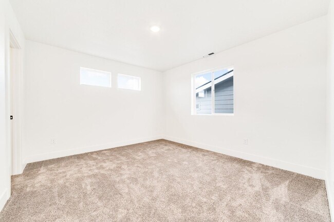 Building Photo - Low Maintenance Meridian Townhome!