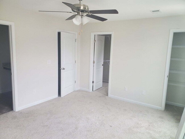 Building Photo - Great Townhome!