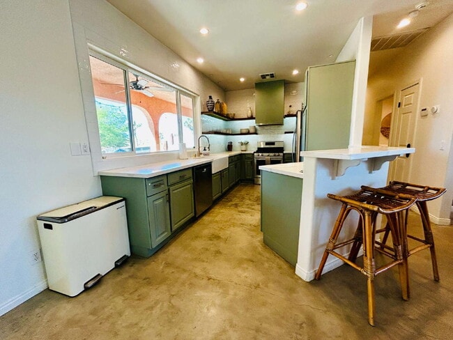 Building Photo - Gorgeous, renovated home on 2 acres in quiet neighborhood.